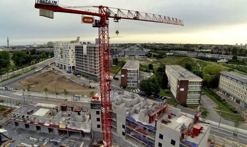 La construction de logements neufs en France a légèrement reculé au troisième trimestre malgré un faible rebond fin août, et s'inscrit toujours en net repli sur les douze mois écoulés, avec des perspectives encore sombres.