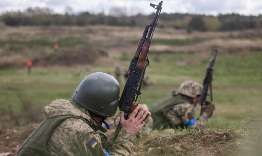 Ukraine : la loi de mobilisation, une mesure "nécessaire" mais "trop tardive"