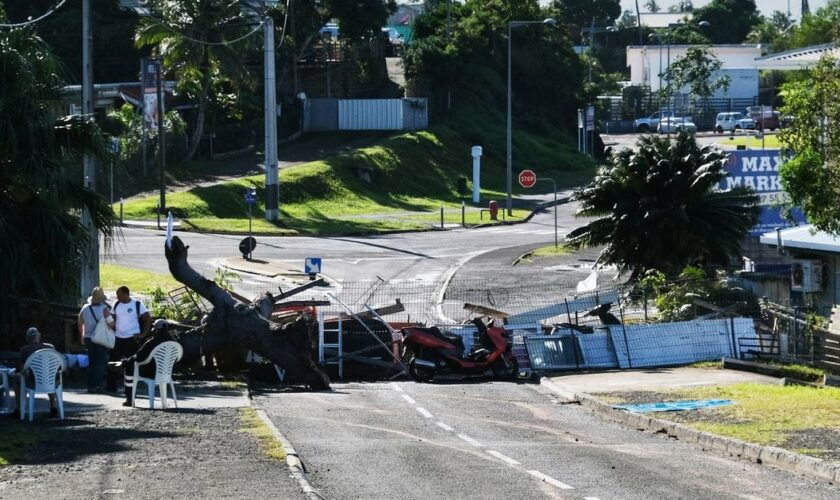 Les habitants dressent une barricade pour protéger leur quartier à Nouméa, le 16 mai 2024, en Nouvelle-Calédonie