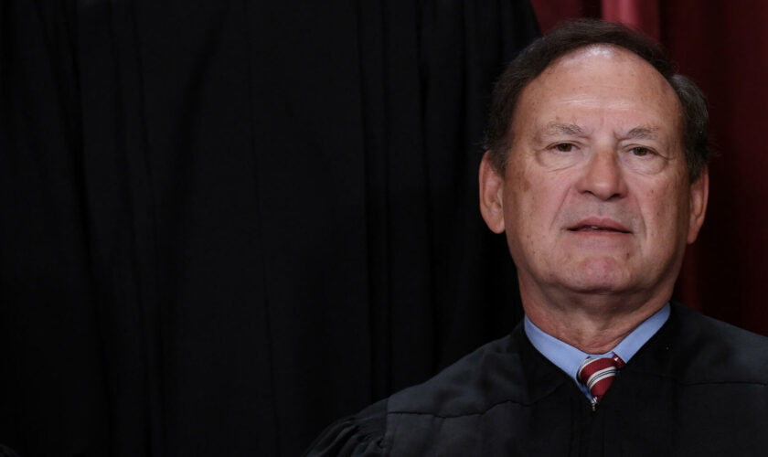 Aux États-Unis, le juge Samuel Alito soupçonné de partialité pro-Trump pour un drapeau retourné