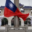 Des gardes d'honneur hissent le drapeau taïwanais sur le boulevard de la démocratie, au mémorial de Chiang Kai-shek à Taipei, le 23 mai 2024. (Photo de Yasuyoshi CHIBA / AFP)