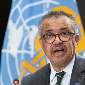 Photo diffusée le 15 décembre 2023 par l'OMS du directeur général Tedros Adhanom Ghebreyesus, lors d'une conférence de presse à Genève