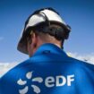 Un agent d'EDF devant la centrale nucléaire de Saint-Laurent-des-Eaux, à Saint-Laurent-Nouan, le 30 mars 2023