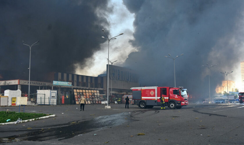 Guerre en Ukraine : Emmanuel Macron « partage la peine » des Ukrainiens après une frappe russe sur un hypermarché à Kharkiv