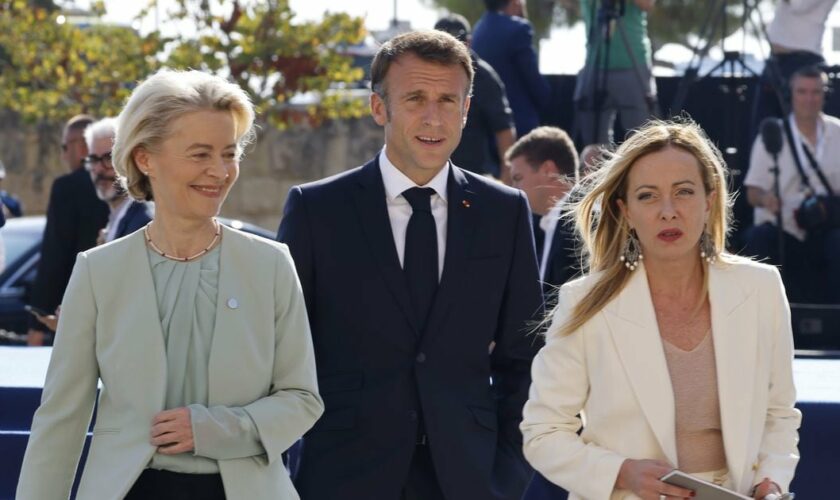 La Première ministre italienne Giorgia Meloni (d), la présidente de la Commission européenne Ursula von der Leyen (g) et le président français Emmanuel Macron (c), lors du sommet UE-MED9 à Malte