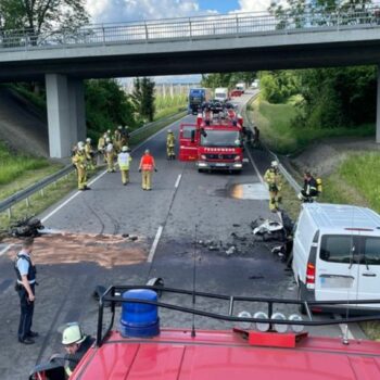 Mehrere Fahrzeuge und Einsatzfahrzeuge stehen nach einem Verkehrsunfall auf der Fahrbahn. Foto: ---/Kreisfeuerwehrverband Bodens