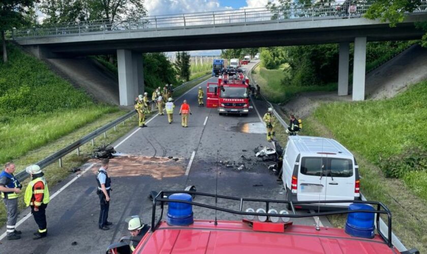 Mehrere Fahrzeuge und Einsatzfahrzeuge stehen nach einem Verkehrsunfall auf der Fahrbahn. Foto: ---/Kreisfeuerwehrverband Bodens