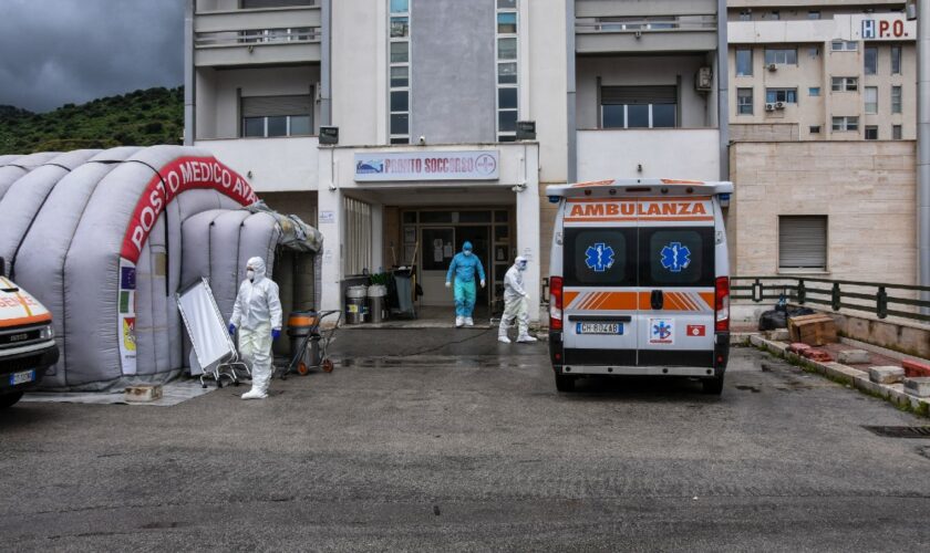 «C'est pire que le Titanic»: en Italie, le système de santé publique s'effondre