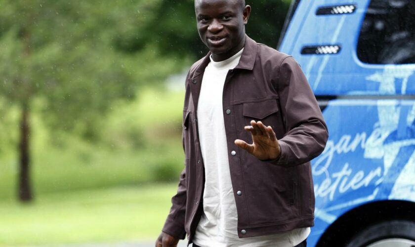 Equipe de France : le sourire de Kanté, la classe de Barcola... l’arrivée des Bleus à Clairefontaine en images