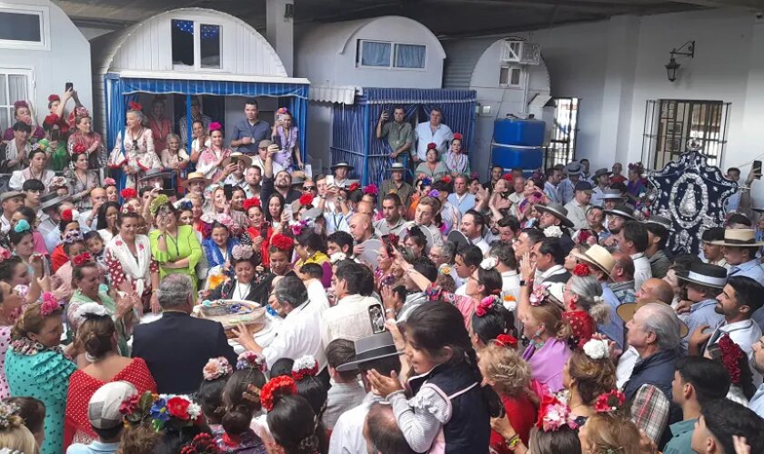 La tradición de partir el bizcocho en la hermandad del Rocío de Benacazón