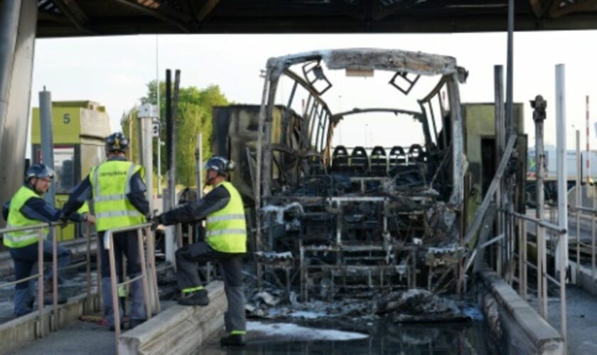 Ausgebrannter Bus an Mautstelle