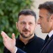 Le président français Emmanuel Macron salue le président ukrainien Volodymyr Zelensky avant leur rencontre bilatérale au palais de l'Élysée à Paris, le 7 juin 2024.