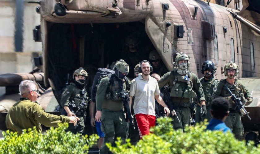 L'otage israélien Andrei Kozlov, 27 ans, sort d'un hélicoptère qui a atterri sur le terrain du centre médical Sheba, après son sauvetage par l'armée israélienne de la bande de Gaza, à Ramat Gan près de Tel Aviv, le 8 juin 2024, dans le cadre du conflit en cours dans le territoire palestinien entre Israël et le groupe militant Hamas. L'armée israélienne a déclaré que ses troupes avaient sauvé quatre otages israéliens vivants dans la bande de Gaza après une « opération complexe de jour » le 8 juin. Les quatre otages avaient été enlevés par des militants du Hamas lors du festival de musique Nova le 7 octobre, a déclaré l'armée dans un communiqué, ajoutant que les quatre otages avaient été emmenés à l'hôpital et se trouvaient dans un « bon état de santé ». (Photo Gideon MARKOWICZ / AFP) / Israël OUT