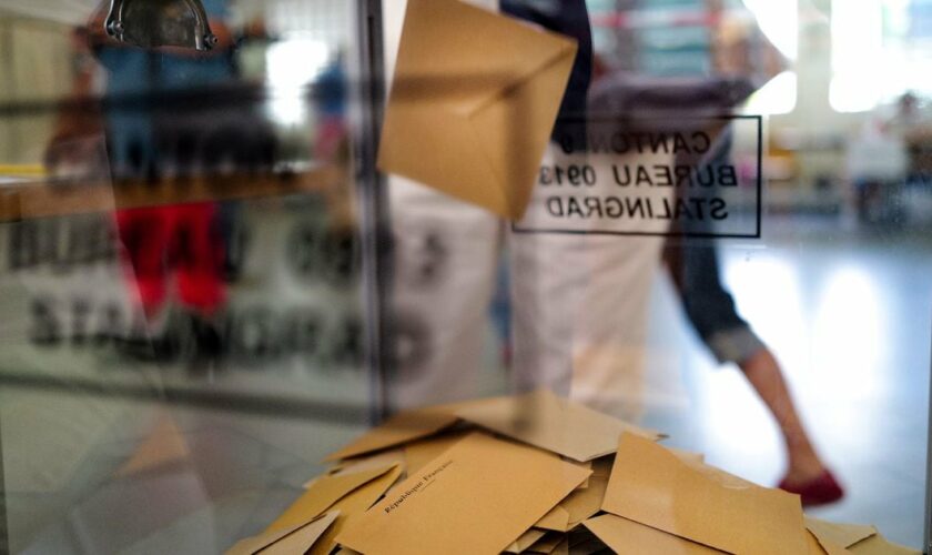 Dans un bureau de vote à Nice, le 9 juin 2024 pendant les élections européennes