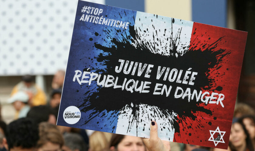 Viol de Courbevoie : Mélenchon attaqué de toutes parts lors d’un rassemblement contre l’antisémitisme à Paris