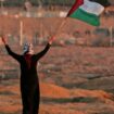 Une manifestante brandit le drapeau de la Palestine près de la frontière entre Israël et la bande de Gaza, le 2 novembre 2018. (Image d'illustration).