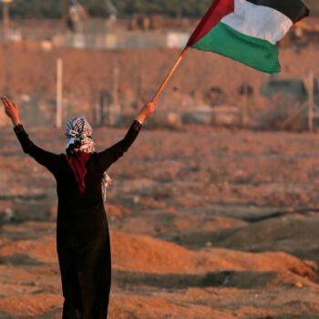 Une manifestante brandit le drapeau de la Palestine près de la frontière entre Israël et la bande de Gaza, le 2 novembre 2018. (Image d'illustration).