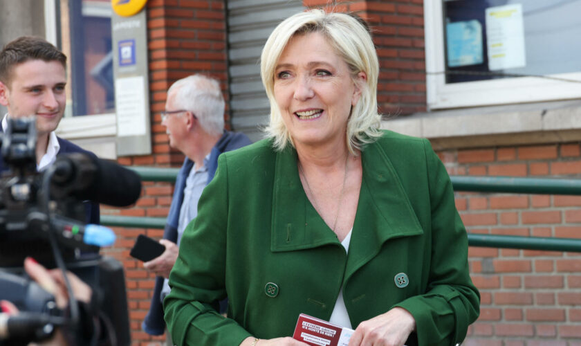 « Envoyé spécial » : Marine Le Pen ne voit rien de raciste dans l’expression « va à la niche »