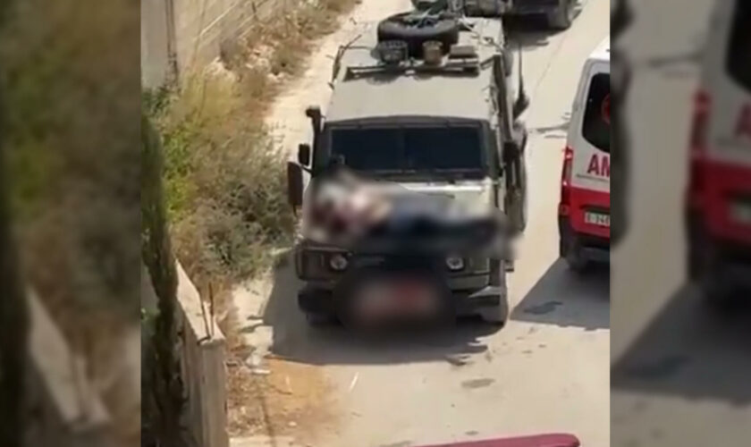 En Cisjordanie, l’armée d’Israël attache un Palestinien blessé au capot d’une Jeep militaire