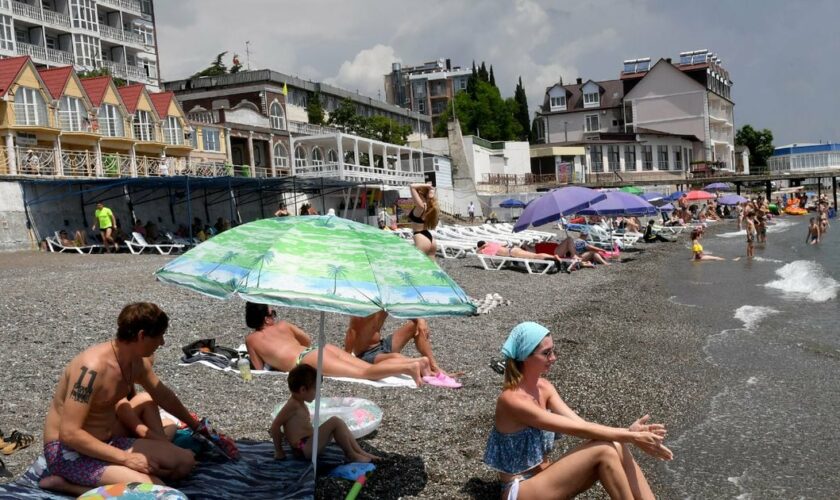 Une famille sur une plage de la Crimée annexée, le 18 juin 2023