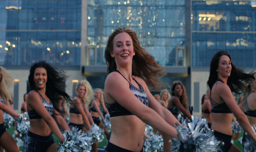 “Les Cheerleaders des Dallas Cowboys” : être pom-pom girl, un métier “pas si glamour”