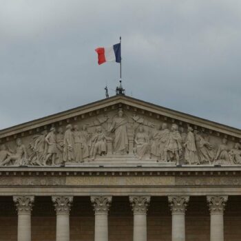 Sous le choc après le coup de tonnerre de la dissolution, élus et collaborateurs parlementaires commencent à faire leurs cartons dans une Assemblée nationale à moitié déserte