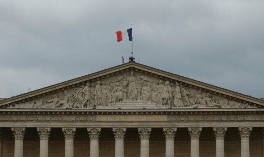 Sous le choc après le coup de tonnerre de la dissolution, élus et collaborateurs parlementaires commencent à faire leurs cartons dans une Assemblée nationale à moitié déserte