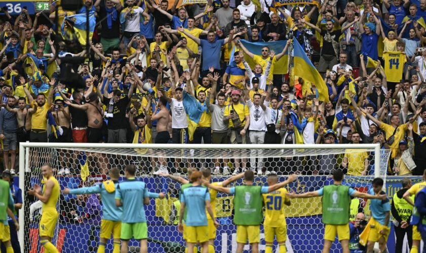 Les joueurs de l'Ukraine, qui affrontent la Belgique ce mardi 25 juin lors de l'Euro, célèbrent avec leurs supporters à l'issue de leur victoire face à la Slovaquie, dans le stade de Düsseldorf, en Allemagne.