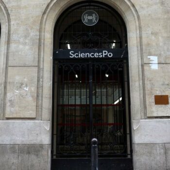 Sciences Po Paris, accusé de laisser prospérer l'antisémitisme sur fond de mobilisation étudiante pro-Gaza, affronte un feu roulant de critiques qui jugent, au grand dam d'une partie des étudiants, que l'école des élites s'engage dans la dérive des campus américain