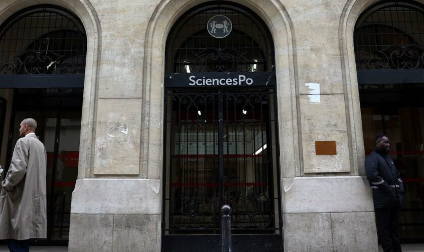 Sciences Po Paris, accusé de laisser prospérer l'antisémitisme sur fond de mobilisation étudiante pro-Gaza, affronte un feu roulant de critiques qui jugent, au grand dam d'une partie des étudiants, que l'école des élites s'engage dans la dérive des campus américain