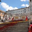 Italie : Des féministes recouvrent la place d’Espagne, à Rome, de faux sang