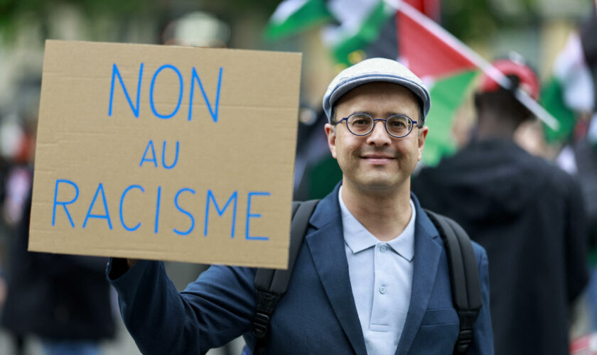 En France, "une montée des crispations identitaires" inédite en 2023