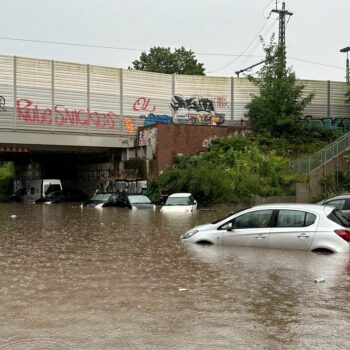 Unwetter in Deutschland: Starkregen sorgt für überflutete Straßen in mehreren Bundesländern