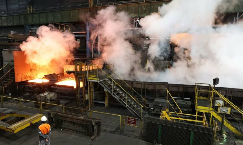 En six ou sept passages sous les rouleaux et les jets d'eau, la barre de métal en fusion de 25 centimètres d'épaisseur s'aplatit et s'allonge en un long et fin ruban d'acier qui servira à fabriquer la torche olympique, dans le laminoir d'ArcelorMittal à Florange, le 4 avril 2024 