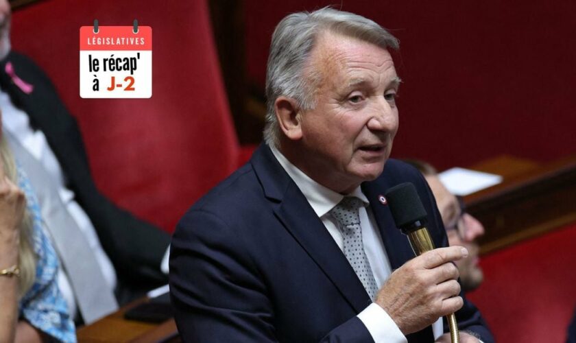 L'ancien député français du Rassemblement national Roger Chudeau s'exprime lors d'une séance de questions au gouvernement à l'Assemblée nationale à Paris, le 3 octobre 2023.