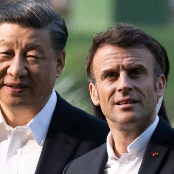 Les présidents chinois Xi Jinping et français Emmanuel Macron, le 7 avril 2023 à Canton, dans le sud de la Chine