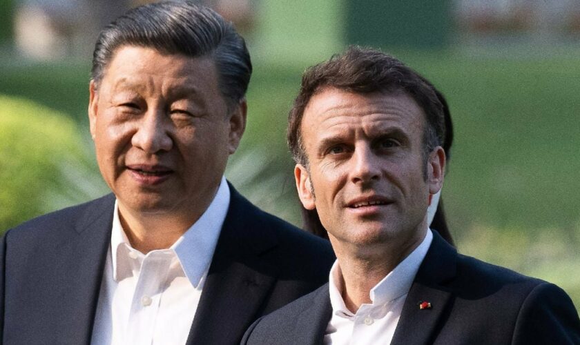 Les présidents chinois Xi Jinping et français Emmanuel Macron, le 7 avril 2023 à Canton, dans le sud de la Chine