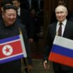 Le dirigeant nord-coréen Kim Jong Un (g) marche avec le président russe Vladimir Poutine lors d'une cérémonie de bienvenue à l'arrivée de ce dernier à Pyongyang, au début du 19 juin 2024