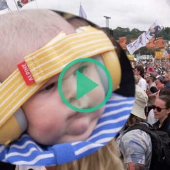 À Glastonbury, Finlay, un bébé de 10 semaines est devenu la « petite légende » des festivaliers