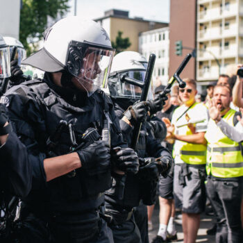 Allemagne : des dizaines de milliers de manifestants dénoncent le congrès du parti d’extrême droite AfD, deux policiers grièvement blessés