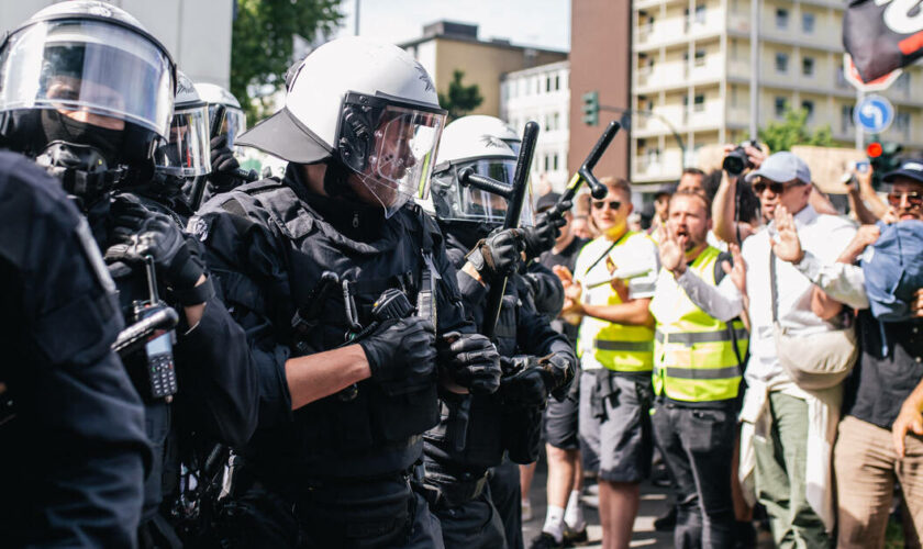 Allemagne : des dizaines de milliers de manifestants dénoncent le congrès du parti d’extrême droite AfD, deux policiers grièvement blessés