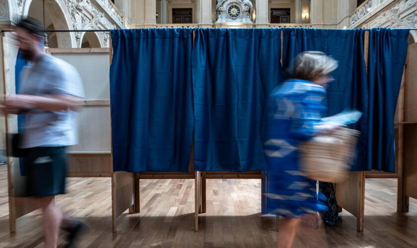 Législatives 2024, en direct : les bureaux de vote ouvrent partout ce dimanche, l'élection déjà commencée pour des milliers de Français