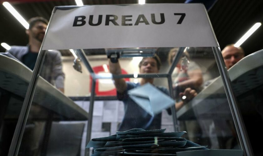 Un bureau de vote à Toulouse lors du 1er tour des législatives, le 30 juin 2024 en Haute-Garonne