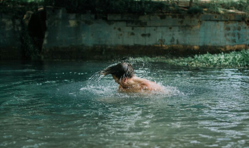 3 moyens de savoir si la rivière où vous allez vous baigner contient des excréments humains