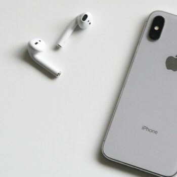 Agacé de ne pas retrouver son AirPod il finit par voter RN