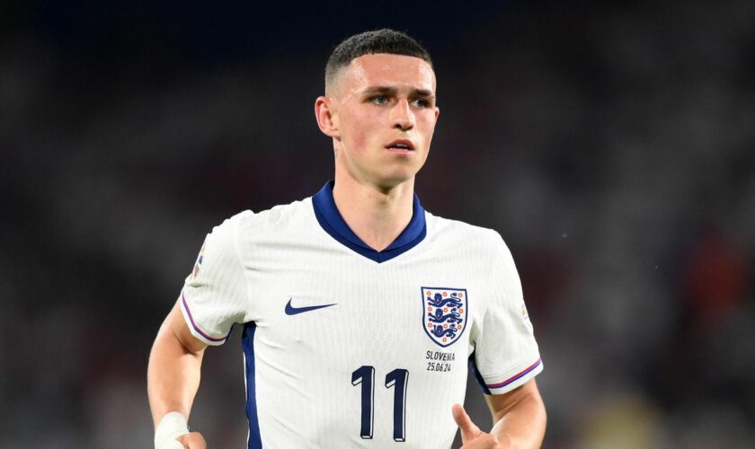 Phil Foden läuft im EM-Trikot von England über den Platz