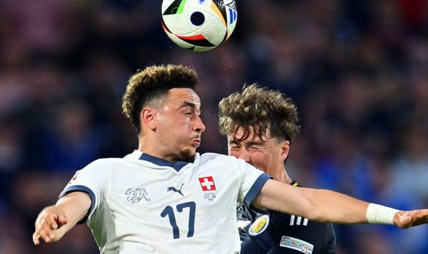 Der Schweizer Ruben Vargas (l) und Schottlands Jack Hendry liefern sich ein Kopfballduell. Foto: Marius Becker/dpa