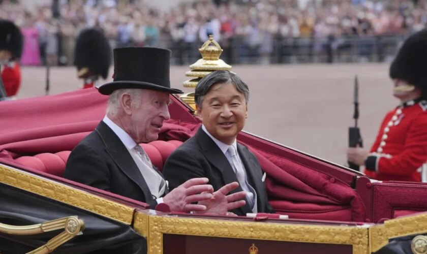 El rey Carlos III acoge en el Reino Unido con toda la pompa a los emperadores de Japón