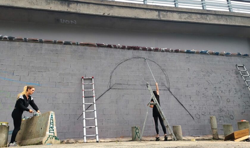 En attentant la réouverture du tunnel entre Paris et Pantin, une fresque pour « casser les murs de la honte »