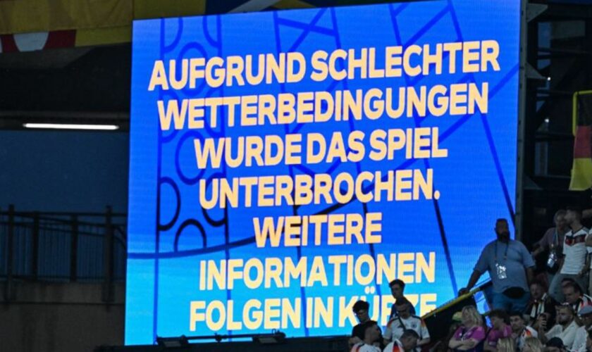 Das EM-Achtelfinale zwischen Deutschland und Dänemark musste unterbrochen werden. Foto: Federico Gambarini/dpa